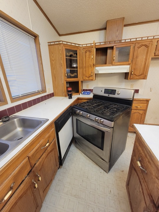 Kitchen with gas range